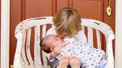 رنج کودکانی که باید نقش پدر و مادر را ایفا کنند