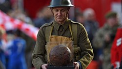 سایمون کریچلی: وقتی به فوتبال می‌اندیشیم به چه می‌اندیشیم