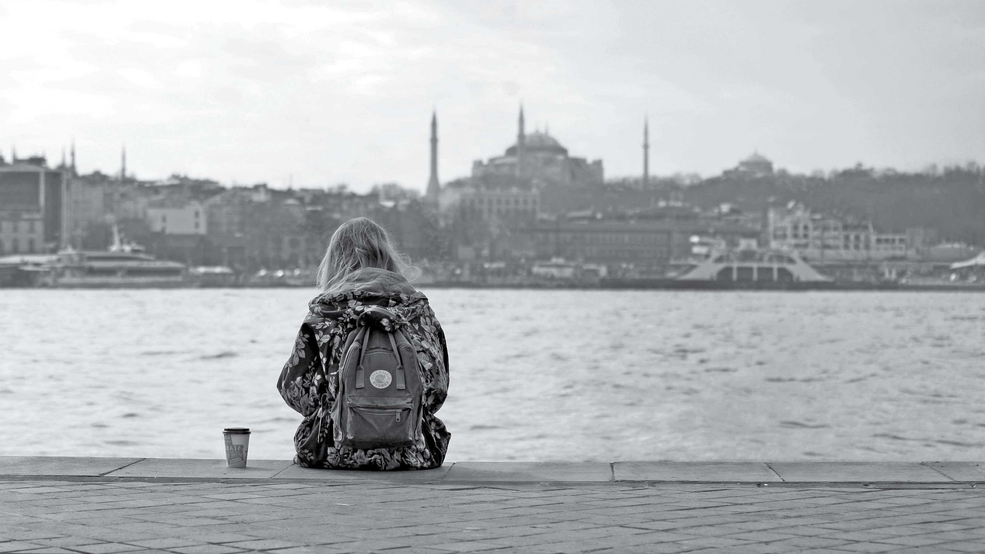 دخترکی با کوله‌ پشتی