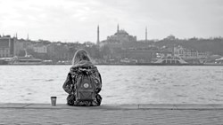 دخترکی با کوله‌ پشتی