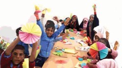 یک مینی‌بوس شاعر و نویسنده به‌سوی «بشاگرد»