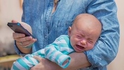 وقتی با فرزندت هستی، آن گوشی لعنتی‌ را بگذار کنار