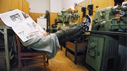 کارکردن بی‌معناست و کارنکردن بی‌فایده