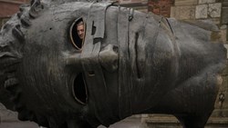 با مسخره‌بازی نمی‌توان به حقیقت نزدیک شد