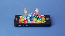 مخترع «واقعیت مجازی» می‌گوید همین حالا شبکه‌های اجتماعی‌تان را حذف کنید