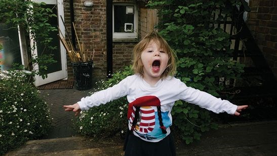 بالاخره کدام مهم‌تر است؟ ذات بچه، محیط زندگی یا تربیت والدین؟