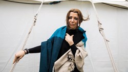 الیف شافاک از فایدۀ رمان در عصر خشم و وحشت می‌گوید