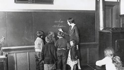 کودکی بهترین دوران برای یادگیری زبان خارجی نیست