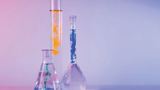 آیا علم می‌تواند داور بی‌طرف حقیقت باشد؟