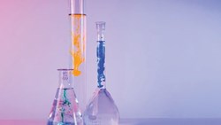 آیا علم می‌تواند داور بی‌طرف حقیقت باشد؟