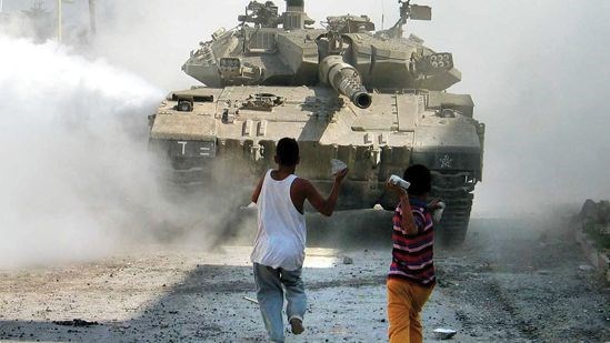 دنیای پنهانی از رنج: کودکی فلسطینی به زندان می‌رود