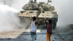 دنیای پنهانی از رنج: کودکی فلسطینی به زندان می‌رود