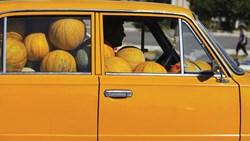 هیچ کجای تاریخ ارزش کار را با زمان نمی‌سنجیده‌اند