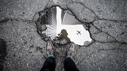 وقتی به آینه نگاه می‌کنیم، رو‌به‌روی مرگ نشسته‌ایم