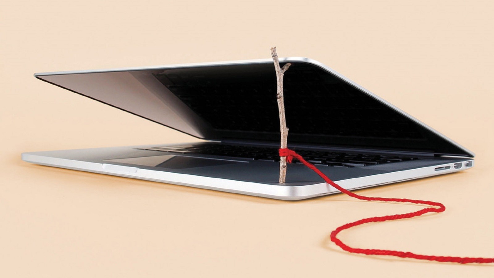 هرچه فقیرتر باشی، بیشتر به صفحۀگوشی‌ات نگاه می‌کنی