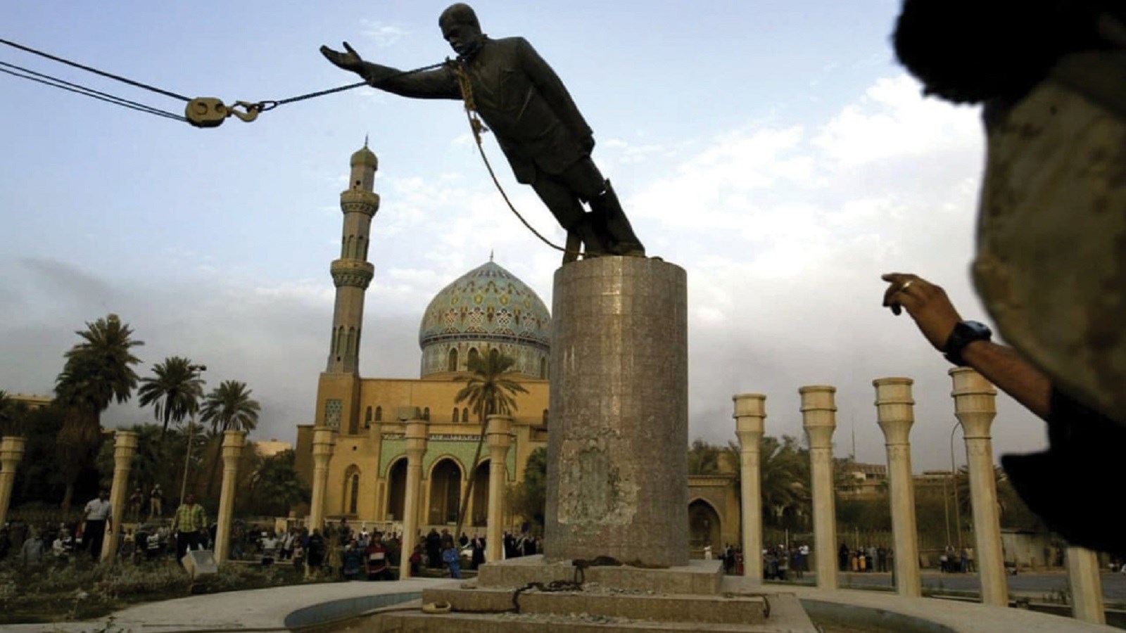 ماجرای فریب‌کارانۀ پایین‌کشیدن مجسمۀ صدام