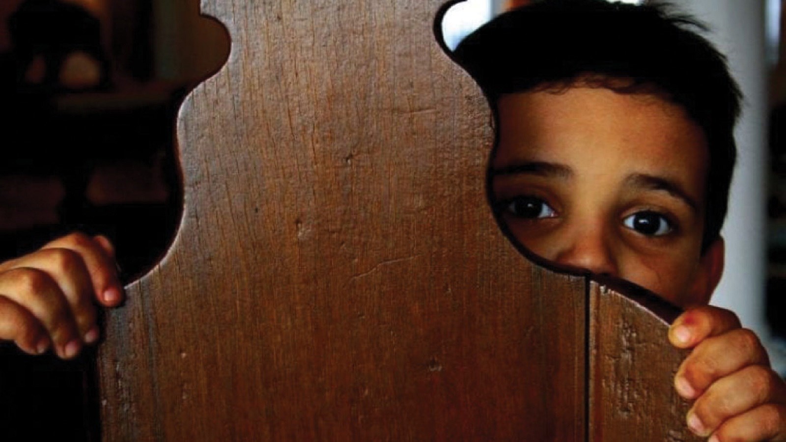 با اصرار روی عزت نفس فرزندانتان آن‌ها را بی‌عرضه بار می‌آورید