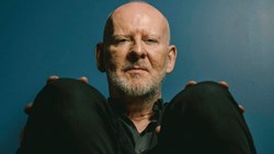 فیلسوفی به مرگ می‌خندد و مردم گوش می‌دهند