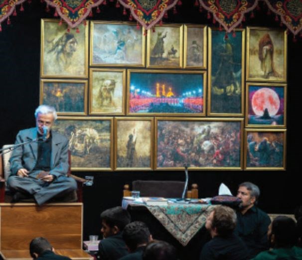 عکس یک مرد در مسجد