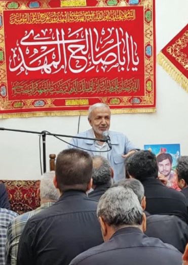 تصویر یک مرد در مسجد