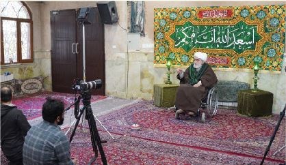 تصویر یک روحانی در مسجد