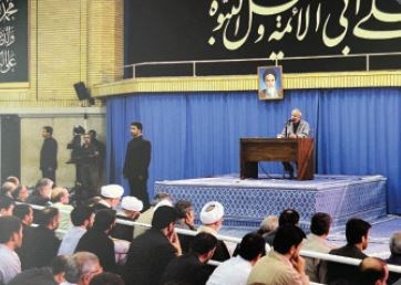 یک مرد در حال سخنرانی 