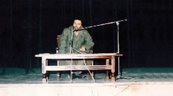 تصویر یک مردپشت میز 