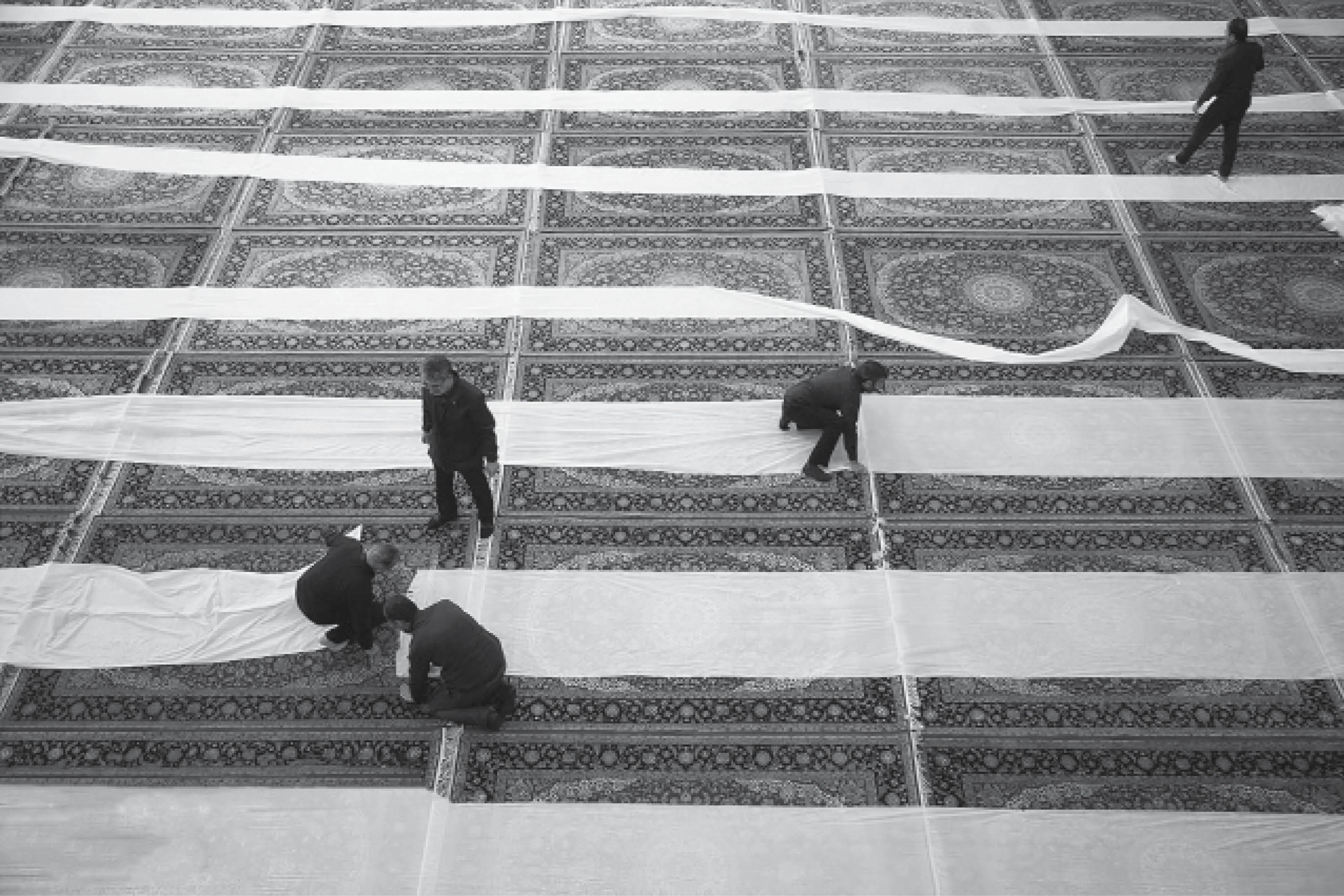 چند مرد در حال کار کردن