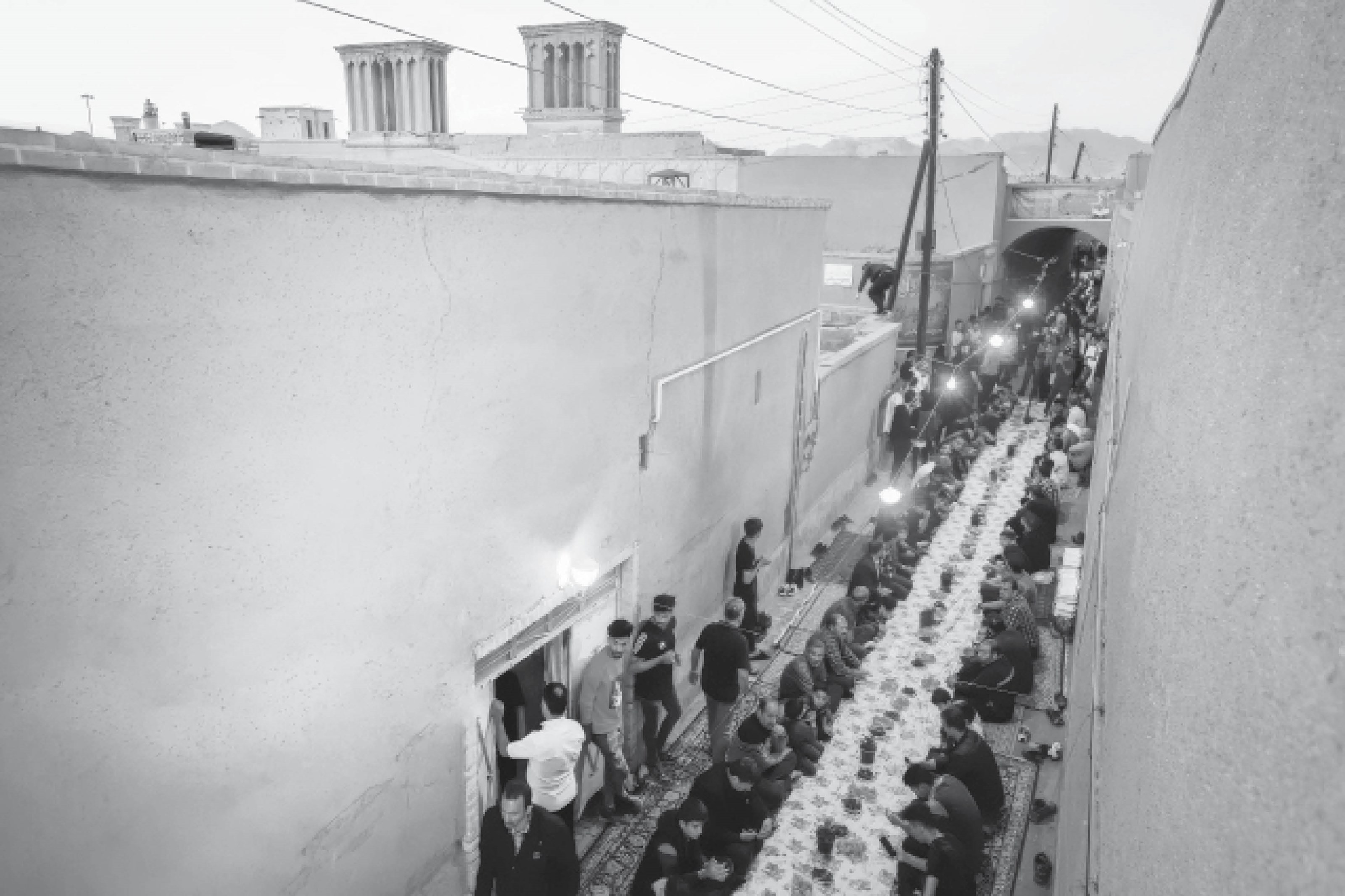 سفره افطار در کوچه