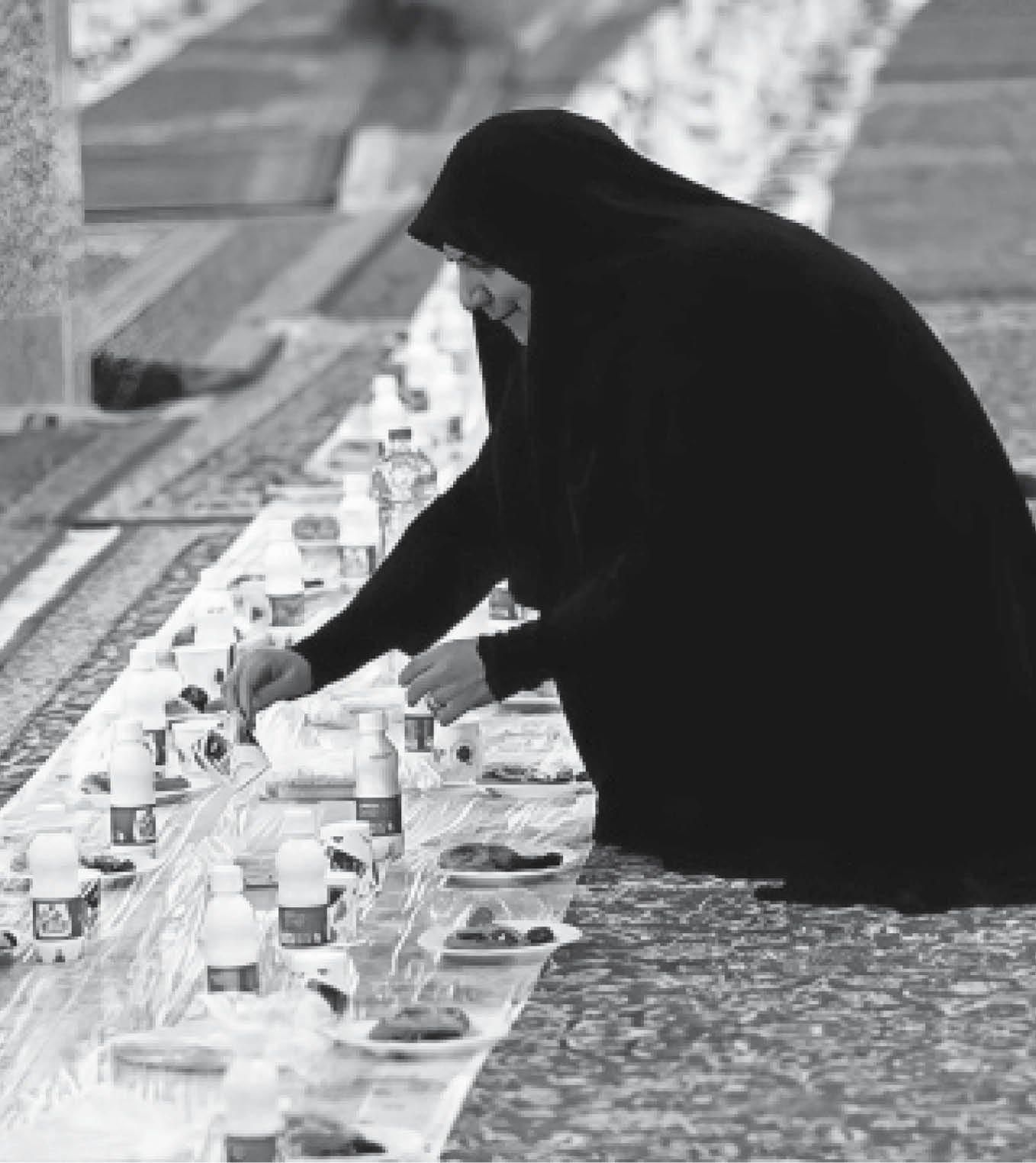 عکس یک زن بر سر مزار