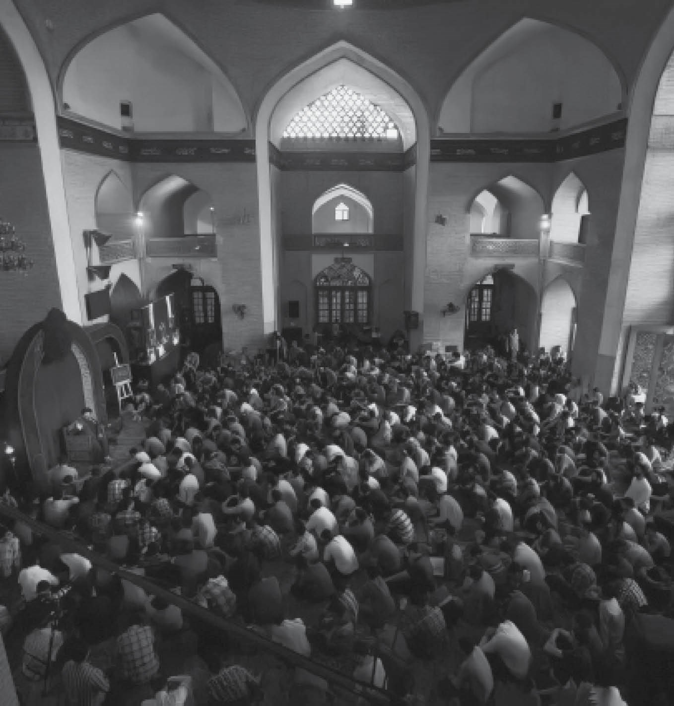 تصویر مردم در مسجد