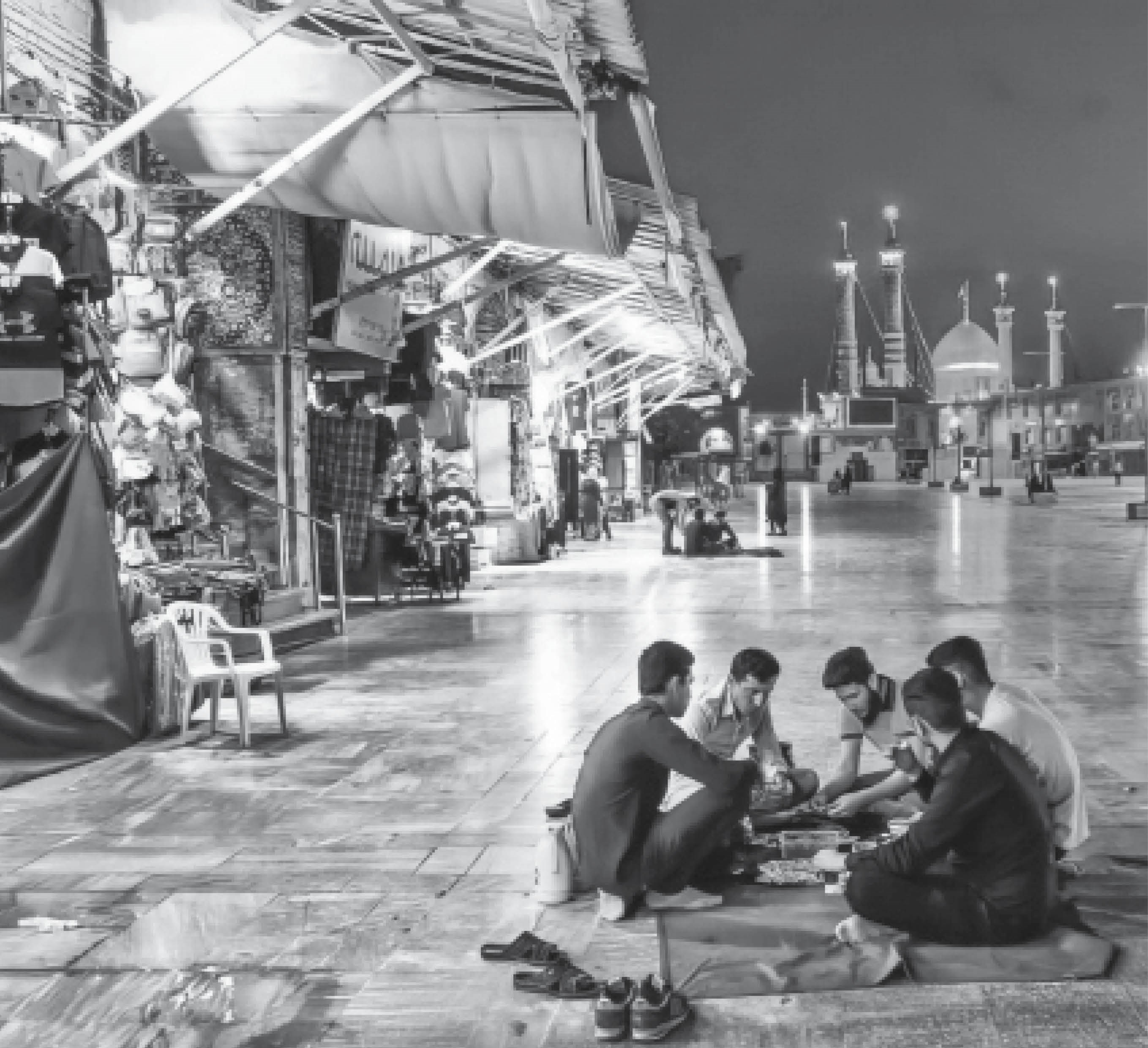 تجمع چند مرد در خیابان 