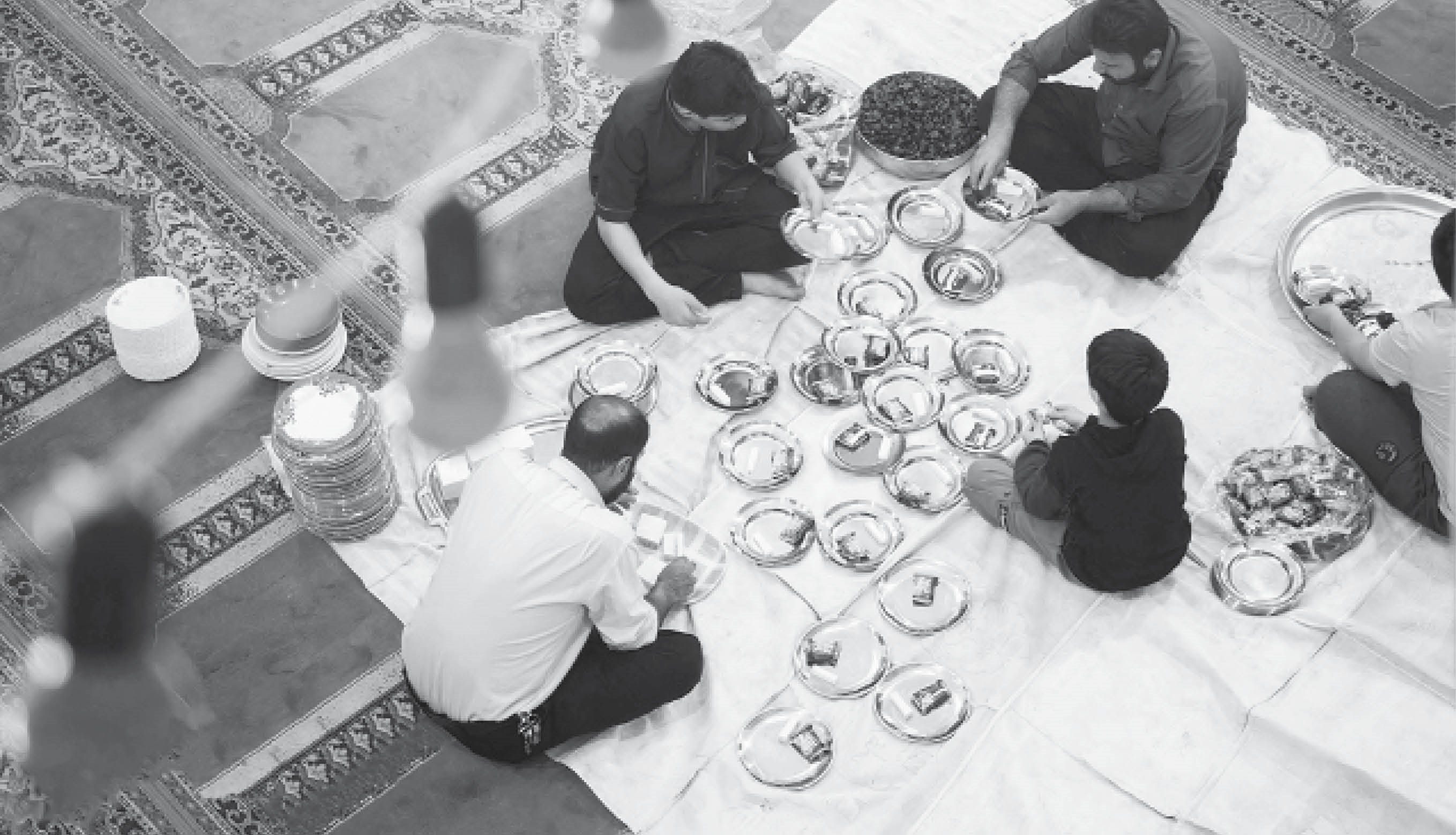 چند مرد بر سر سفره افطار 