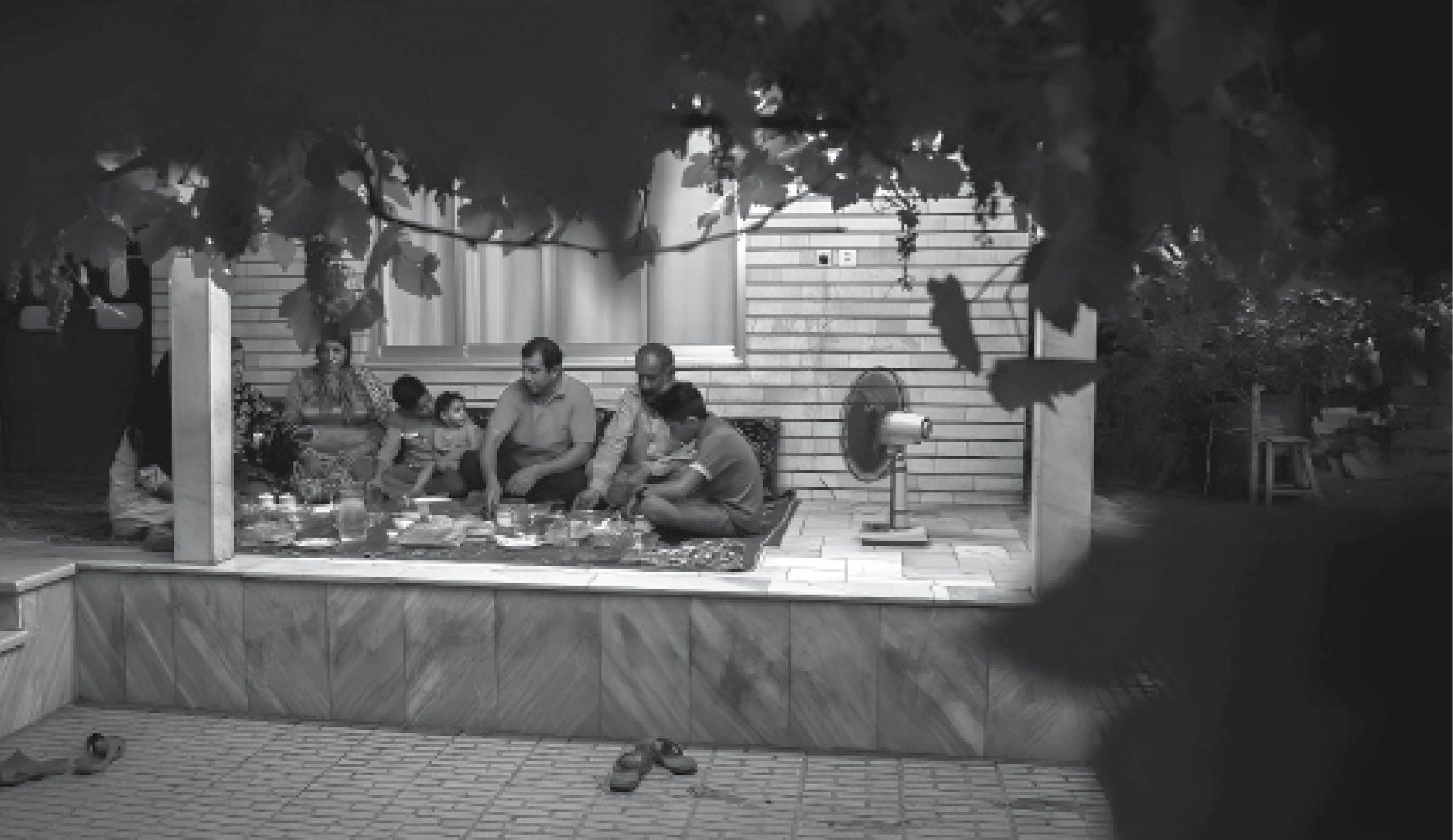 خانواده ای در حیاط 