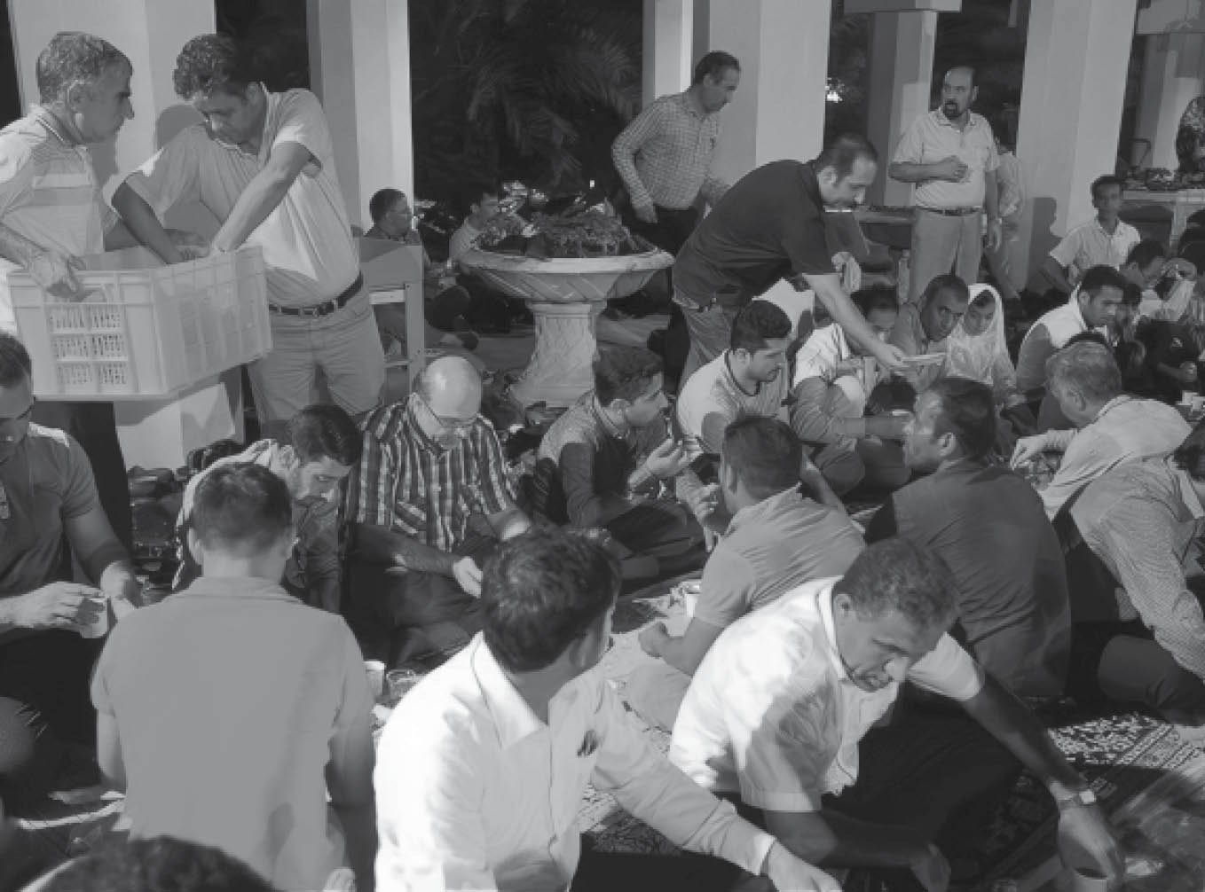 مردم بر سر سفره افطار