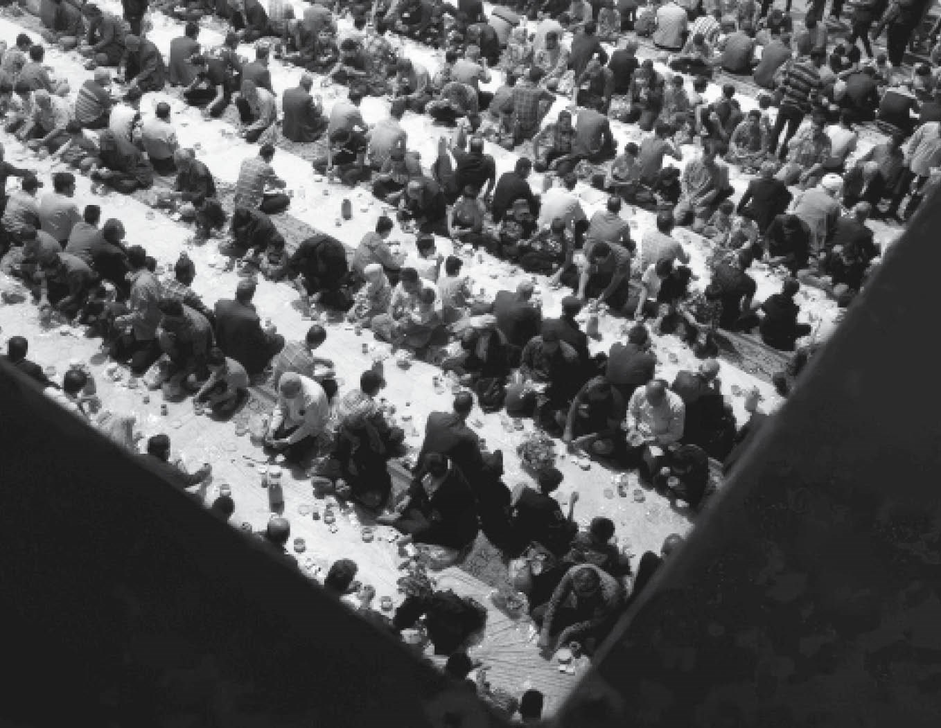 جمع مردم در افطاری