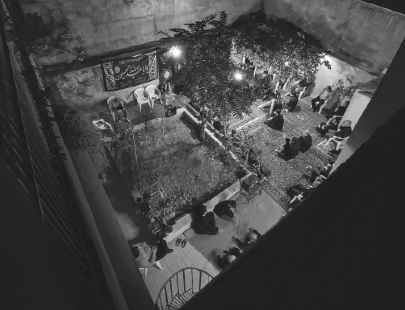 سفره افطار در حیاط خانه