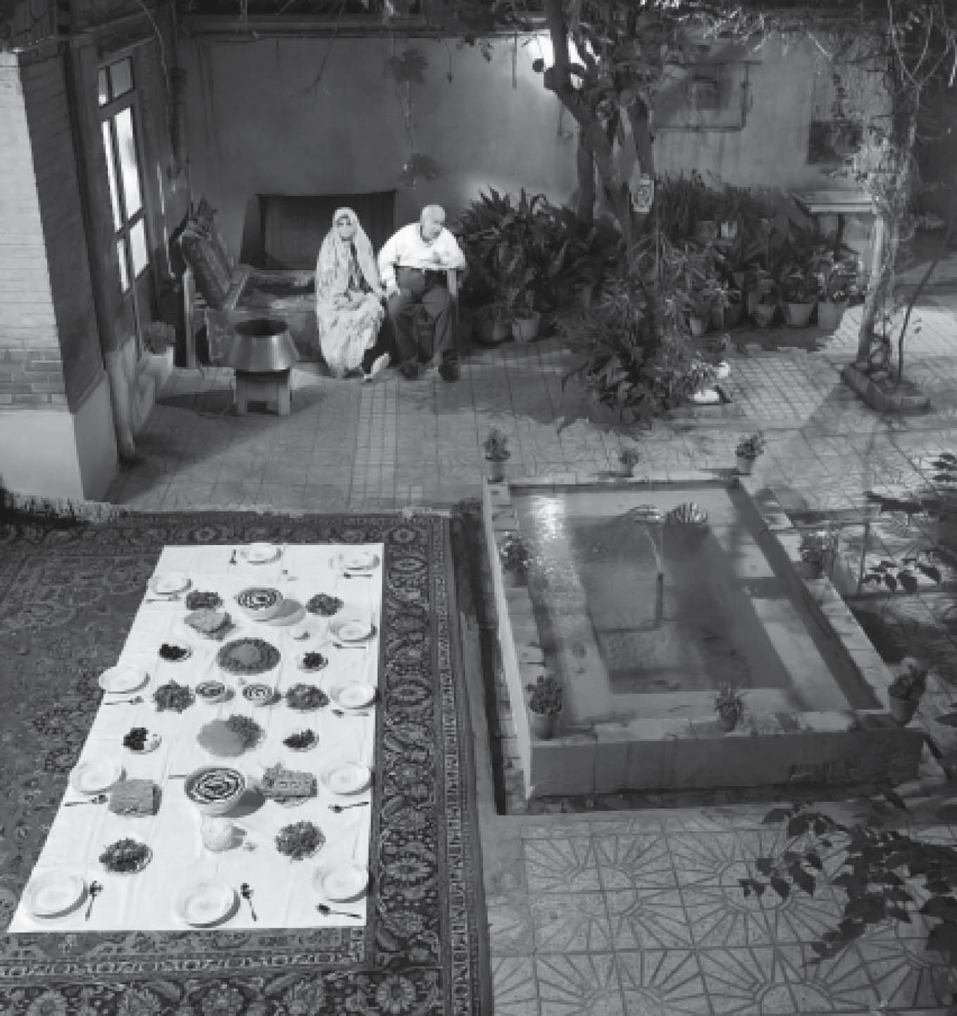 تصویر سفره در حیاط خانه