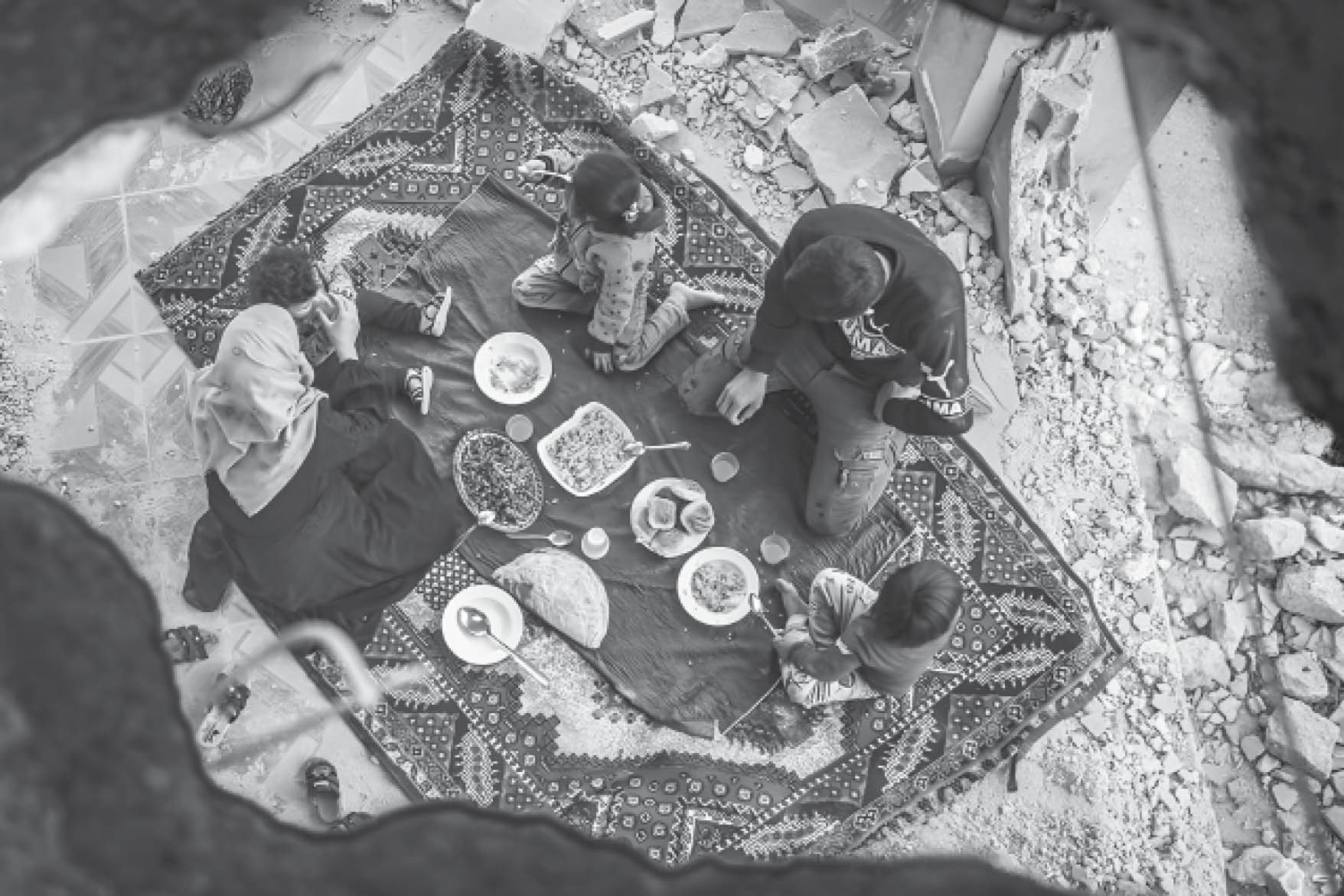 تصویر مردم بر سر سفره