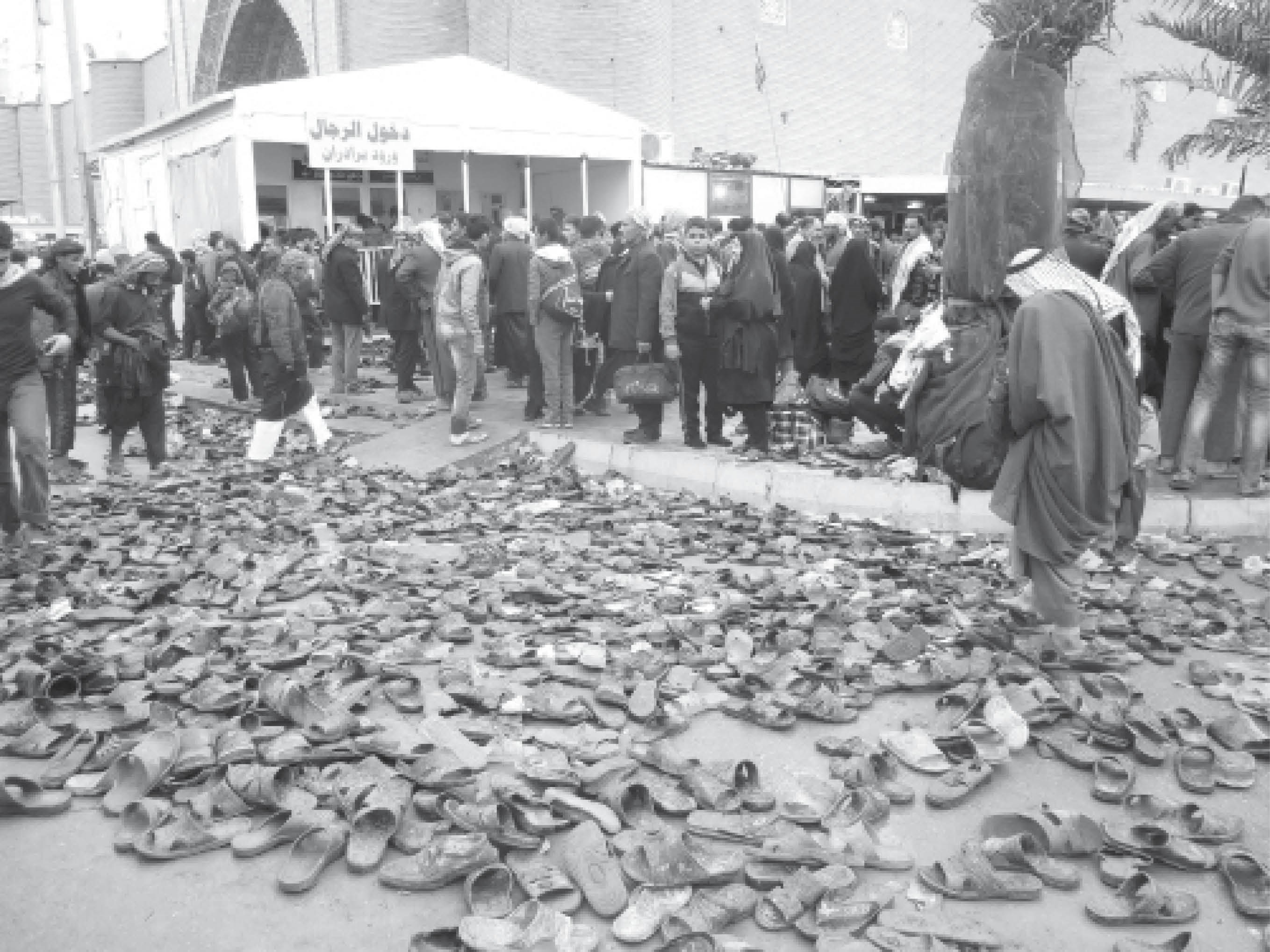 تصویر یک مرد در میان دمپایی ها