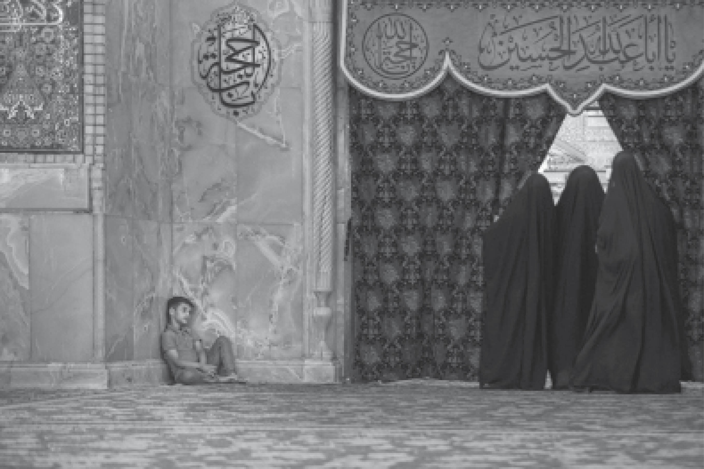 تصویر دو زن و یک کودک