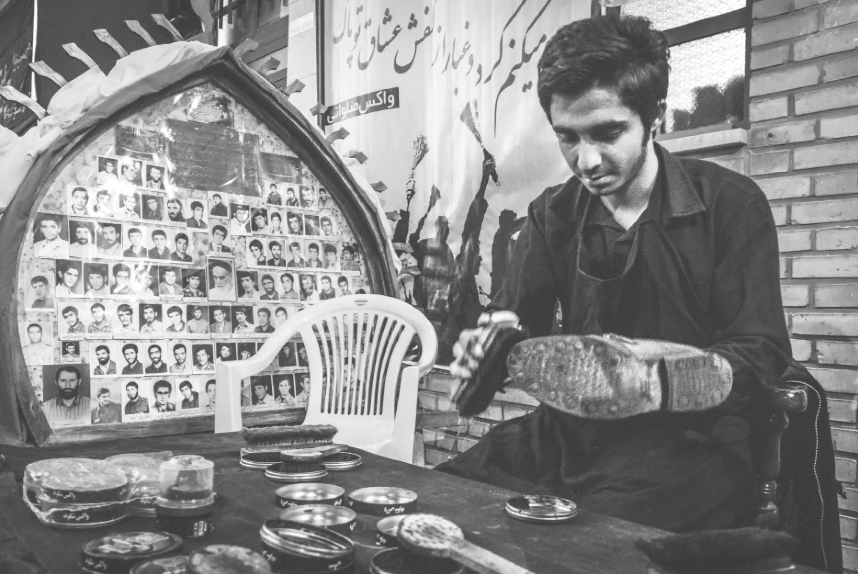 تصویر یک مرد در حال واکس زدن