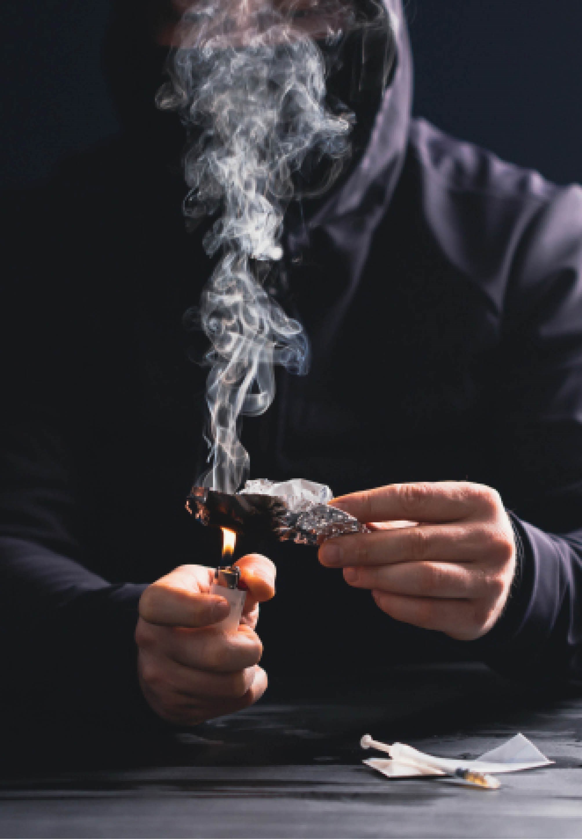 تصویر یک شخص در حال مواد کشیدن