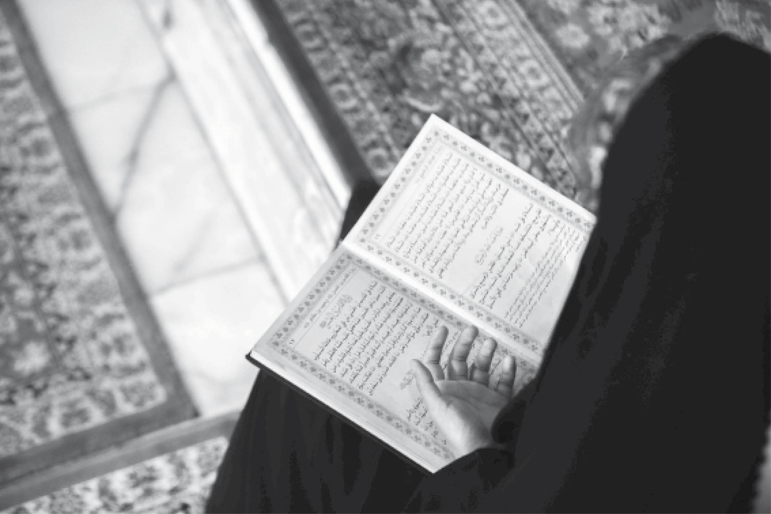 یک زن در حال دعا خواندن 