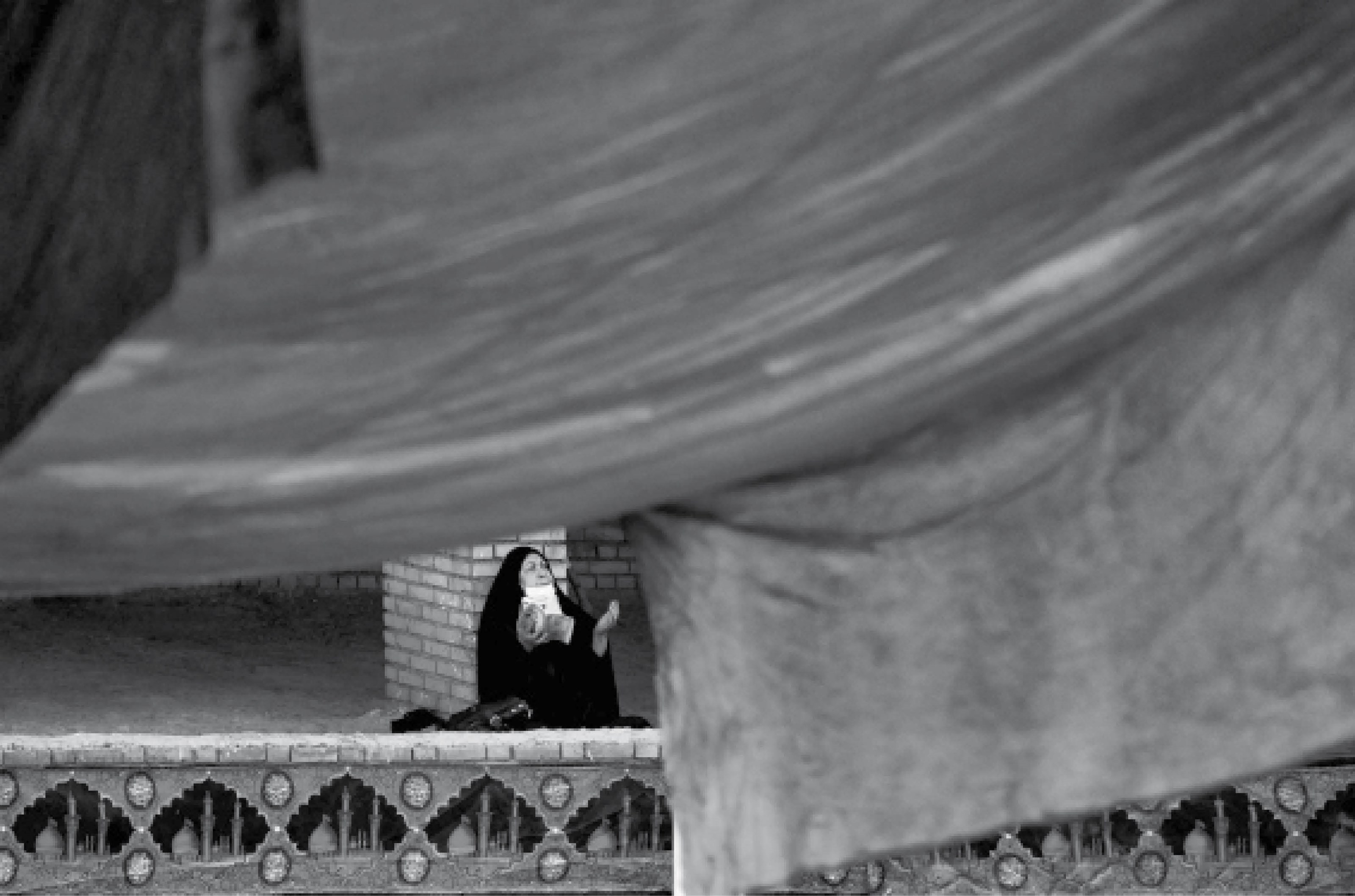 تصویر یک زن در حال دعا خواندن