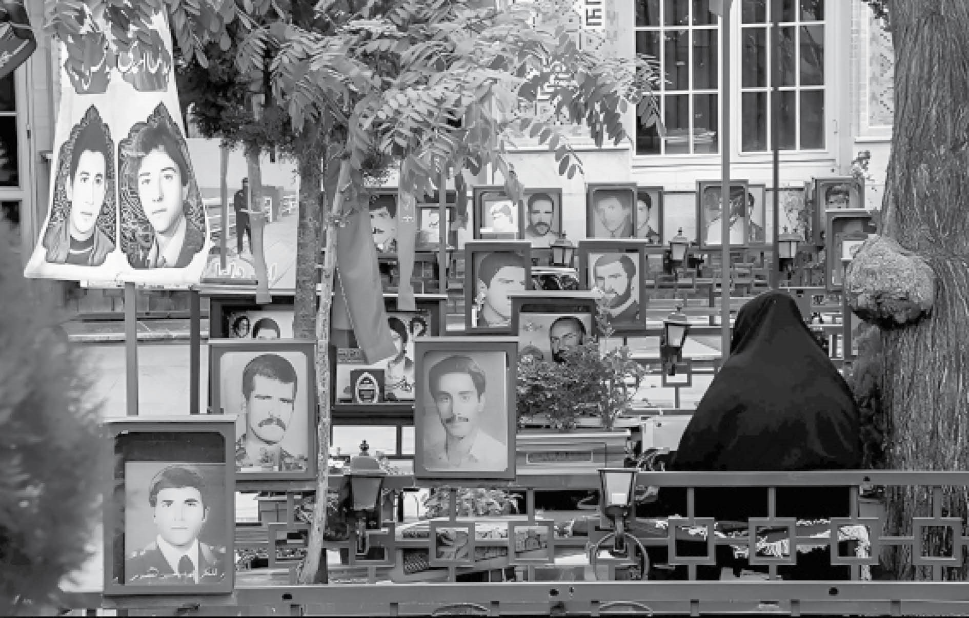 تصویر یک زن در گلزار شهدا 